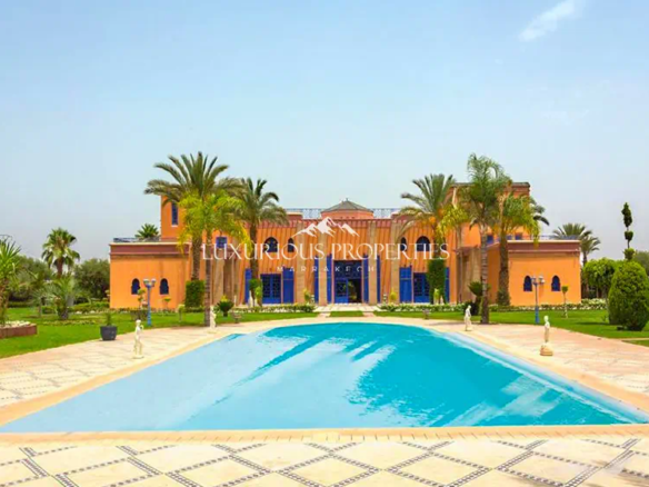 Grande Villa de 6 Chambres à Vendre - Un Oasis Privée - Route d'Ourika
