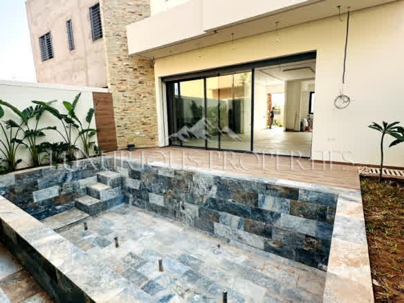 Villa à Vendre à Marrakech, Cherifia, Terrain de 250m², Piscine