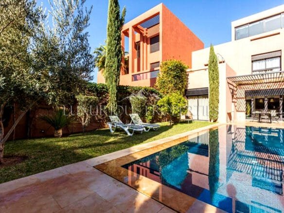 Charmante Villa Pour Location de Vacances, 285m², Piscine, Vue sur le Golf