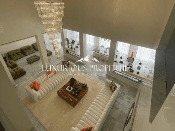 Villa d'Exception à Vendre, 800m², Hammam, Jaccuzi, sur Route de Ouarzazate