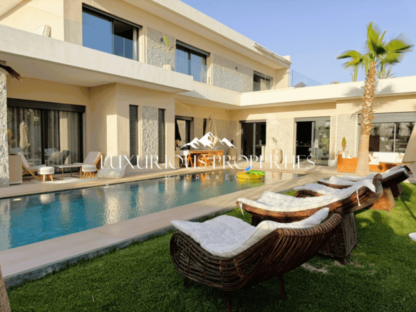 Villa de Luxe à Vendre à Marrakech de 420m² avec une piscine magnifique. Situé sur la Route de l'Ourika.
