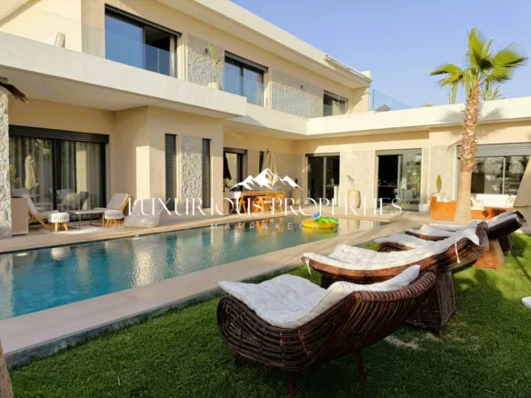 Villa de Luxe à Vendre à Marrakech de 420m² avec une piscine magnifique. Situé sur la Route de l'Ourika.