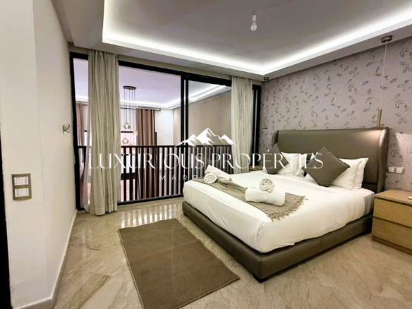 Superbe Duplex au RDC avec Cour Privative - 96m², 1 Suite, Meublé, Parking Privé.