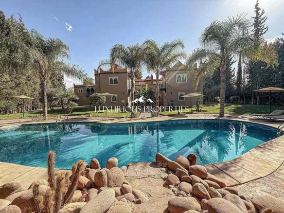 Villa d’Exception à Vendre - 430m², 4 chambres, 3 Cuisines - Rte de Ouarzazate km 12