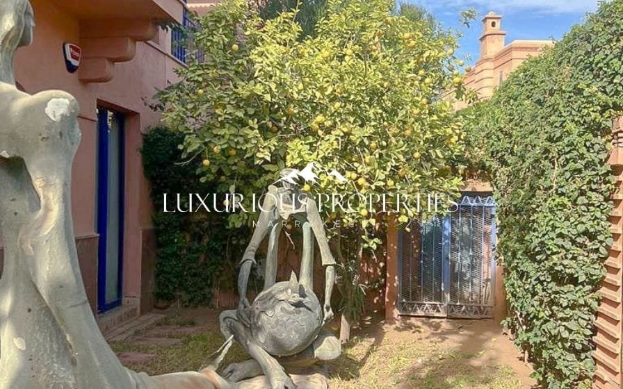 896
