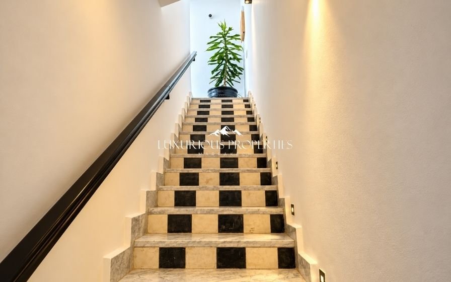 896